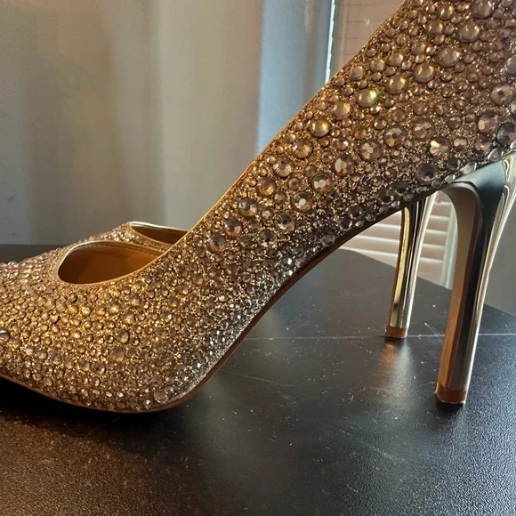 Gorgeous Bini’s! Studded rhinestones(firmly affixed)Gold heels, Sz 8 worn once. - Picture 6 of 8